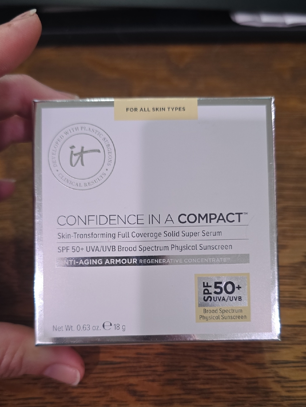IT Cosmetics Confidence In A Compact SPF 50+ - Shade Medium